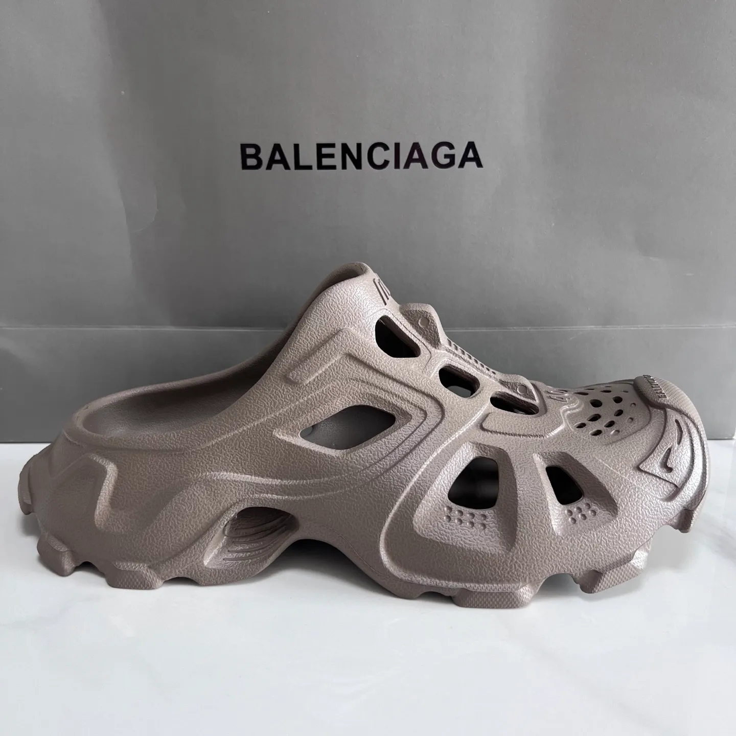 👟👟Ex-factory price 380👟👟 Balenciaga must-have beach shoes for summer: Men's and women's shoes are made of ultra-light 95% (injection molding) EVA plastic, 5% foam plastic foam cushioning material #Ultra-lightweight one-piece foam shoe mold ❗ New summer product, French high-end luxury brand - Balenciaga BALENCIAGA 3XL Rubber Low Top Sneakers 3XL version series summer beach wading versatile trendy lace-up casual sports hole sandals. Size: 35-46